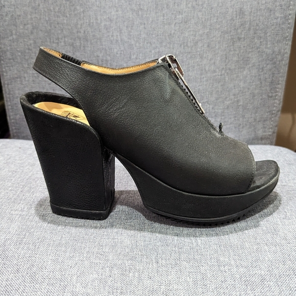 JOHN FLUEVOG Prepare Tent 2.0 Zip Sandals - Picture 3 of 14